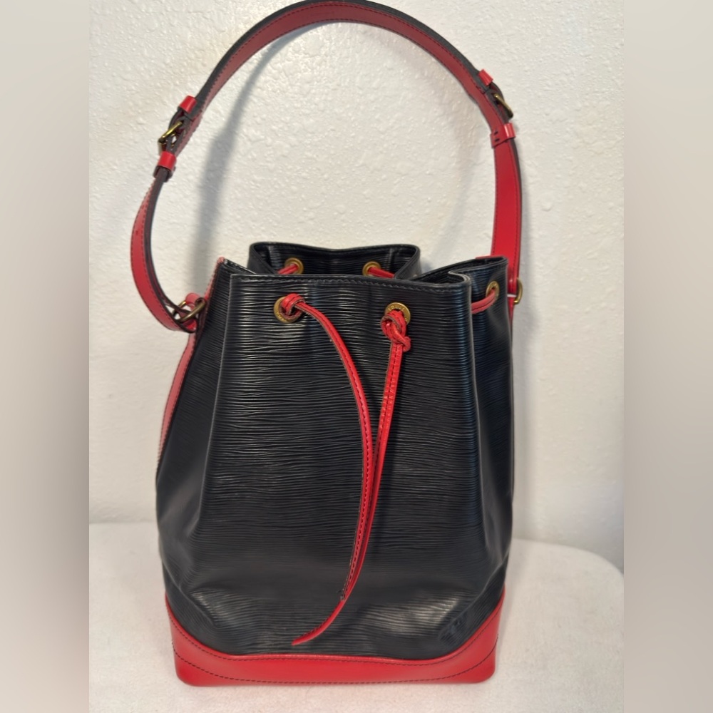 Louis Vuitton Elegant Black and Red Women's Bucket Bag